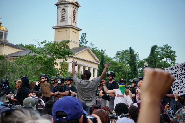 After former US president Donald Trump tear gassed peaceful protesters for a photo-op in front of the St. John’s Episcopal Church, demonstrators conveyed their distrust in police protection of society. 📷  Jaclyn Yost