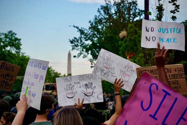 A crowd gathers in front of the White House. 📷  Jaclyn Yost