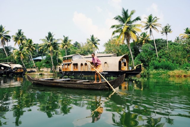 Kerala Backwaters, Alappuzha, India 📷  @kyranlow